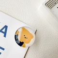 Dettaglio di un orsetto giallo su un supporto rotondo in acrilico per cellulare in stile pop - Grande Orso Giallo (Base Bianca)