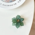 Vista dall'alto di un supporto per telefono a fiore 3D verde con petali in resina e centro oro - Verde