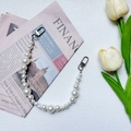 Elegante catena di perle bianche per borse con moschettoni argentati su sfondo bianco - Catena di perle miste