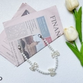 Elegante cordino di perle con fiocchi in acrilico e chiusure a moschettone per accessori - Catena corta di perle a tre fiocchi