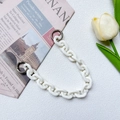 Dettaglio di una tracolla a catena in acrilico bianco con anelli in metallo argentato - Doppio anello catena a O bianca