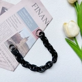 Dettaglio tracolla in resina nera lucida con anelli d'argento e decorazione floreale - Doppio anello catena a O nera