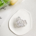 Dettaglio del supporto per telefono a cuore con farfalla laser 3D e glitter su vassoio - Stile Farfalla Stella Glitter (Grigio Trasparente)