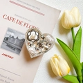 Dettaglio del supporto per telefono a cuore con camelia perla e decorazioni strass - Cuore di Diamanti Completo Camelia Ape / Bianco