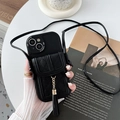 Schwarze iPhone-Hülle mit gesteppter Ledertasche und goldener Quaste am Umhängeriemen - Schwarz / iPhone 7/8/SE 2020