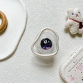 Soporte para móvil plateado con purpurina morada en un entorno estético de estilo INS - Planeta con Brillo-Negro