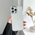 Nahaufnahme der klaren iPhone Hülle mit metallischem Kameraschutz in der Hand - Transparent (Galvanisierter Rahmen) / iPhone 7/8/SE 2020