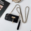 Vista de funda de cuero negro con colgante de ciervo dorado y cadena cruzada para móvil - Negro / iPhone 7/8/SE 2020