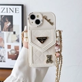 Crèmewit crossbody telefoonhoesje met gewatteerd pasjesvak, gouden ketting en parels - Grote Ogen Goodluck Beer Driehoek Portemonnee - Abrikoos / iPhone 7/8/SE 2020