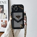 Detail van iPhone-hoesje met houndstooth tasje, beerbedeltje en gouden schouderketting-riem - Grote Ogen Goodluck Beer Driehoek Portemonnee - Houndstooth / iPhone 7/8/SE 2020