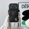 Detail van zwart gewatteerd telefoonhoesje met beertje bedeltje en een crossbody ketting - Grote Ogen Goodluck Beer Driehoek Portemonnee - Zwart / iPhone 7/8/SE 2020
