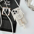 Detalle de funda iPhone de cuero blanco con cartera acolchada, conejo y correa - Albaricoque / iPhone 7/8/SE 2020