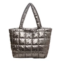 Bolso tote acolchado plateado metalizado con grandes costuras cuadradas y asas superiores - Color gunmetal