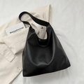 Bolso tote minimalista de cuero PU negro sobre un elegante fondo blanco roto y suave - Negro