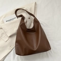 Bolso hobo minimalista de cuero marrón oscuro de gran capacidad para el otoño - Marrón