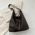 Bolso tote de hombro en cuero sintético marrón oscuro con diseño curvo minimalista - Marrón