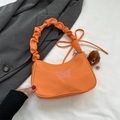 Oranje nylon okseltas met vlinderborduurwerk en een schattige pluche beerhanger - Met Hanger / Oranje