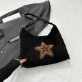 Minimalistische schwarze Wildleder-Tasche mit braunem Plüschstern und verstellbarem Riemen - Schwarz