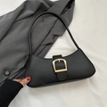 Bolso de hombro negro estilo media luna con hebilla dorada para un estilo moderno - Negro