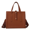 Bolso de mano cuadrado minimalista en cuero PU marrón con correa ancha y detalle de nudo - Marrón