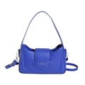 Borsa a spalla blu Klein in ecopelle con fibbie dorate e logo su sfondo bianco neutro - Blu