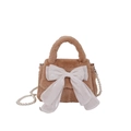 Bolso de piel sintética marrón con lazo de organza y cadena de perlas elegante - Marrón