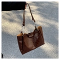 Dettaglio della trama coccodrillo marrone scuro su una borsa tote con catene in argento - Marrone Scuro