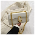 Detalle del bolso bandolera de cuero sintético blanco con cierre geométrico dorado y cadena - Blanco