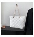 Detail van de witte gewatteerde imitatieleren shopper met gouden ketting in kantoorstijl - Wit