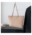 Dettaglio della borsa tote beige con motivo a rombi e tracolla a catena in metallo - Cachi