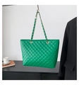 Detail van felgroene gewatteerde shopper met metalen kettingriem en glanzende afwerking - Groen