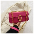 Detail of fuchsia leather crossbody bag with chunky gold chain and geometric buckle - Rose Red