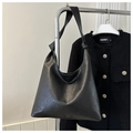 Détail du sac cabas en cuir PU noir avec un nœud minimaliste sur la bandoulière réglable - Noir
