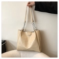 Elegante borsa a spalla beige motivo coccodrillo con catena argento da donna - Bianco Sporco
