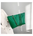 Dettaglio borsa tote trapuntata verde con occhielli dorati e tracolla a catena in pelle - Verde