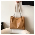Borsa tote caramello con trama a coccodrillo e manici a catena d'argento eleganti - Cachi