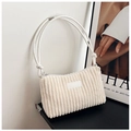 Detalle de la textura de pana blanco crema y los nudos de la correa de este bolso moderno - Blanco Roto