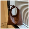 Détail du grand sac seau café foncé avec bandoulière large nouée style bohème - Brun Foncé