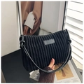 Bolso hobo minimalista de pana negra con correa de cuero y parche frontal decorativo - Negro