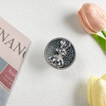 Detailansicht der Hasen-Handyhalterung mit punktierter Basis und Tulpen-Hintergrund - Silber