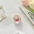 Dettaglio del supporto per telefono in resina con ciliegie, margherite e paillettes - Margherita Ciliegia - Laser Arcobaleno