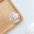 Détail du support de téléphone rond avec fleur rose et cœur perlé sur plateau en bois - Paillettes Rose Fleur Cœur