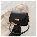 Bolso de hombro minimalista de cuero negro mate con cierre de giro dorado cilíndrico - Negro