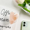 Vue détaillée du support acrylique pour téléphone avec motifs de chaussons de ballet - Série Ballet-Chaussons Roses