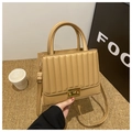Détail du sac beige matelassé avec fermoir doré rectangulaire et doubles poignées rondes - Kaki