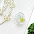 Gros plan du support de téléphone à fleurs et perles avec coquillages bleus et fleurs - Fleur de Coquillage Rendue - Bleu