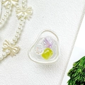 Détail du support de téléphone floral avec nacre et pierres vertes sur fond texturé - Fleur de Coquillage Rendue - Violet