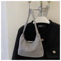 Nahaufnahme der silbernen Strass-Netztasche im Hobo-Stil für elegante Abendmode - Silber