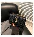 Gesteppte schwarze Ledertasche mit goldener Kette und Quaste für einen modischen Look - Schwarz