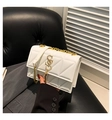 Weiße Stepptasche mit Dreiecksmuster und eleganter goldener Kettenriemen-Optik - Weiß